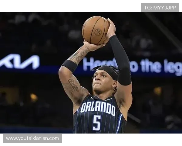 乌布雷与班凯罗体重差异明显却在场上展现顽强对抗精神